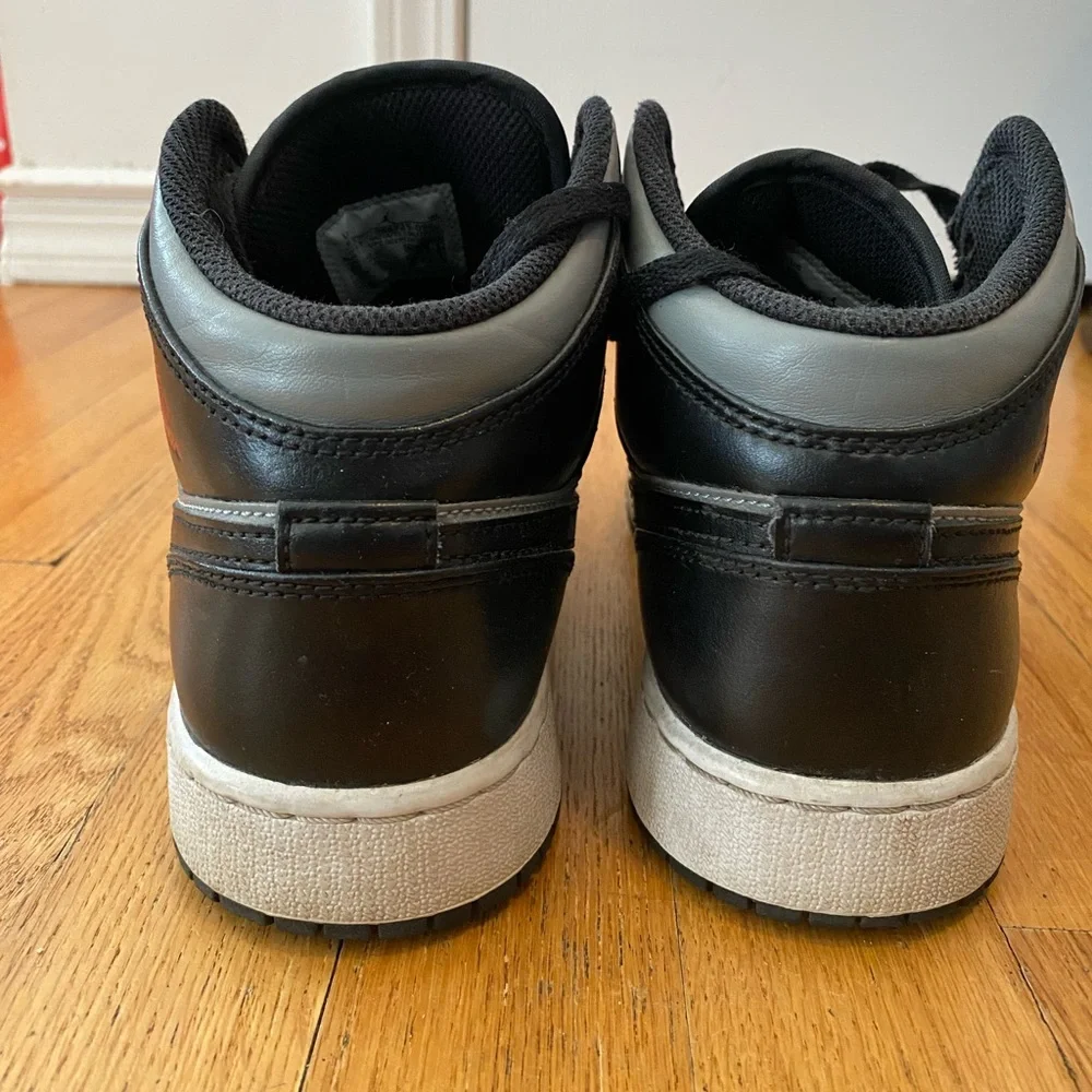 Air Jordan Black and Gray Sneakers Youth - Picture 4 of 6